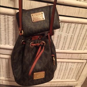 Adorable Michael kors small bucket crossbody.